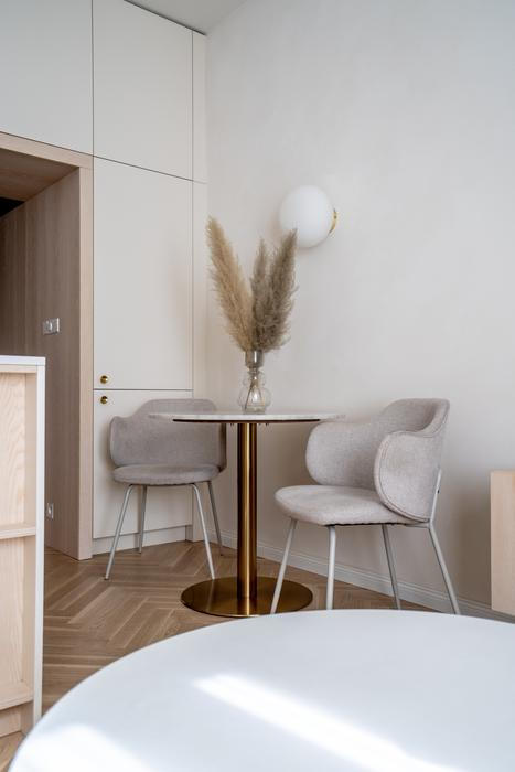 „Hlavními prioritami byly funkčnost, estetika a maximální využití každého metru,“ vysvětluje architektka Linda Polomová, spoluautorka návrhu. „Na takto malé ploše je nutné přemýšlet o každém detailu. Změny musely být citlivé, ale z hlediska atmosféry zásadní,“ dodává.