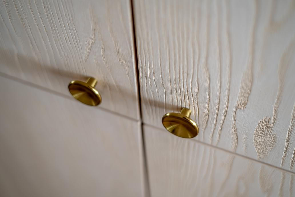 A i když si změna vyžádala kompletní úpravy elektroinstalace i rozvodů vody a odpadů, díky zkušenostem studia vše proběhlo hladce - a výsledek se okamžitě projevil v kvalitě každodenního života. V bytě jeho obyvatelé konečně mohou žít přirozeněji a příjemněji.