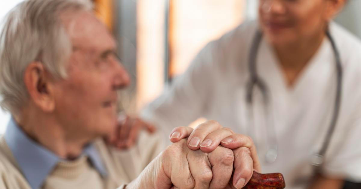 Zůstaň doma s dědou, stát to platí. Radikální změna péče počítá s alimenty na rodiče