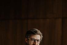 „Už při studiu jsem se začal věnovat etiketě, tvořil jsem na sociální sítě a postupně se z toho stala práce. Robotiku jsem dostudoval, ale profesně jsem šel cestou etikety,“ vypráví. A právě propojení racionality, systému a lidskosti je na jeho přístupu znát. I když sází na humor a využívání sociálních sítích - čím se liší od jeho kolegy Ladislava Špačka, ke kterému je přirovnávaný. 