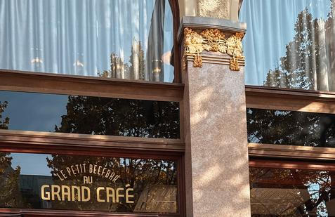 Libor Neuwirth dokazuje, že slušnost není relikt minulosti ani výsada smetánky. Naopak – je to každodenní dovednost, která dokáže zachránit trapas, pracovní schůzku i vztahy. A právě v tom mají Češi podle něj stále rezervy.