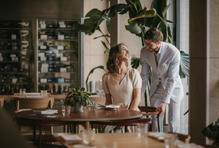 A že přirovnání k Ladislavu Špačkovi slyší často. A bere ho s respektem, ale i určitou pokorou. „Být brán jako novodobý Ladislav Špaček je pro mě velká čest, ale i břímě. Lidé mají tendenci srovnávat, ale každý máme jiný styl,“ říká. Zatímco Špaček přirozeně oslovil spíše starší generaci, Neuwirth mluví hlavně k mladším – prostřednictvím sociálních sítí. A funguje to. 