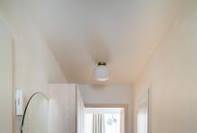 Malý byt o dispozici 2+kk se původně obracel spíše do ticha vnitrobloku, ale jeho vnitřní uspořádání neodpovídalo orientaci ke světovým stranám ani potřebám budoucích obyvatel. Klient, který měl s ateliérem BekArch už předchozí pozitivní zkušenost, tak přišel s jasným zadáním: vytvořit plnohodnotné bydlení, které bude moderní, ekonomicky realizovatelné a zároveň si vystačí s minimálními zásahy do stávajících konstrukcí.