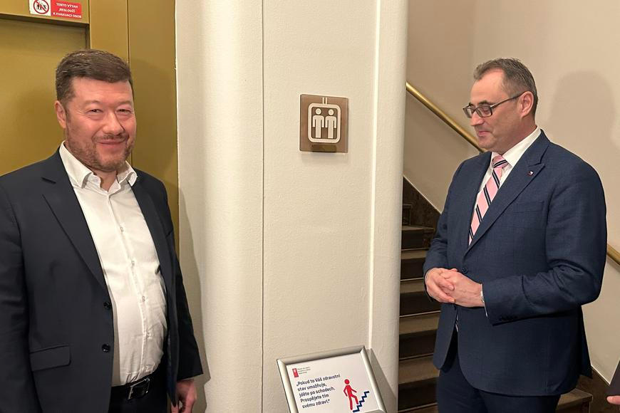 Běh poslanců na Hrad. Nebo vypnutí výtahu. Ministr sportu začal "boj" s pohodlností