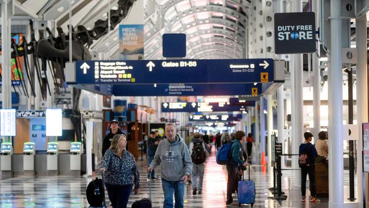 Cestující procházejí mezinárodním letištěm Chicago O'Hare