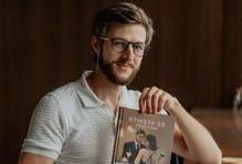 „Už při studiu jsem se začal věnovat etiketě, tvořil jsem na sociální sítě a postupně se z toho stala práce. Robotiku jsem dostudoval, ale profesně jsem šel cestou etikety,“ vypráví. A právě propojení racionality, systému a lidskosti je na jeho přístupu znát. I když sází na humor a využívání sociálních sítích – čímž se liší od kolegy Ladislava Špačka, ke kterému je přirovnávaný. 