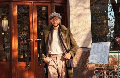 Libor Neuwirth dokazuje, že slušnost není relikt minulosti ani výsada smetánky. Naopak – je to každodenní dovednost, která dokáže zachránit trapas, pracovní schůzku i vztahy. A právě v tom mají Češi podle něj stále rezervy.