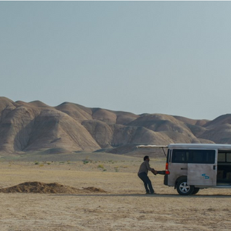 Thrillerové drama s prvky černé grotesky s názvem Drobná nehoda bylo oceněno Zlatou palmou z festivalu v Cannes 2025 a dvěma nominacemi na Oscara. Režisérem i autorem scénáře je Džafar Panahí.