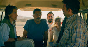 Thrillerové drama s prvky černé grotesky s názvem Drobná nehoda bylo oceněno Zlatou palmou z festivalu v Cannes 2025 a dvěma nominacemi na Oscara. Režisérem i autorem scénáře je Džafar Panahí.