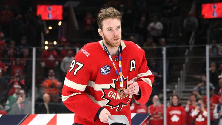 Connor McDavid se zlatou medailí z Turnaje čtyř zemí