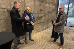 Po vystoupení na mítinku se dal Filip Turek do řeči s Romanem Ďurčem (uprostřed), předákem odborového svazu KOVO a pořadatelem ostravské manifestace.