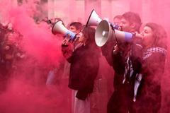 Škoda tyhle fotky minout: demonstrace za milion, prorok počasí nebo princ štvancem