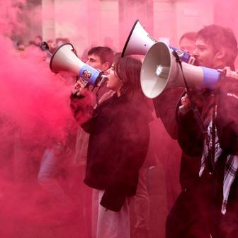 Škoda tyhle fotky minout: demonstrace za milion, prorok počasí nebo princ štvancem