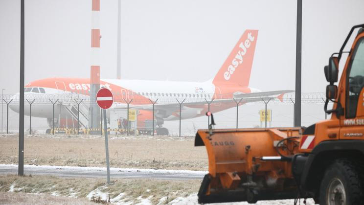 Berlin Brandenburg Airport closed due to ice on tarmac
