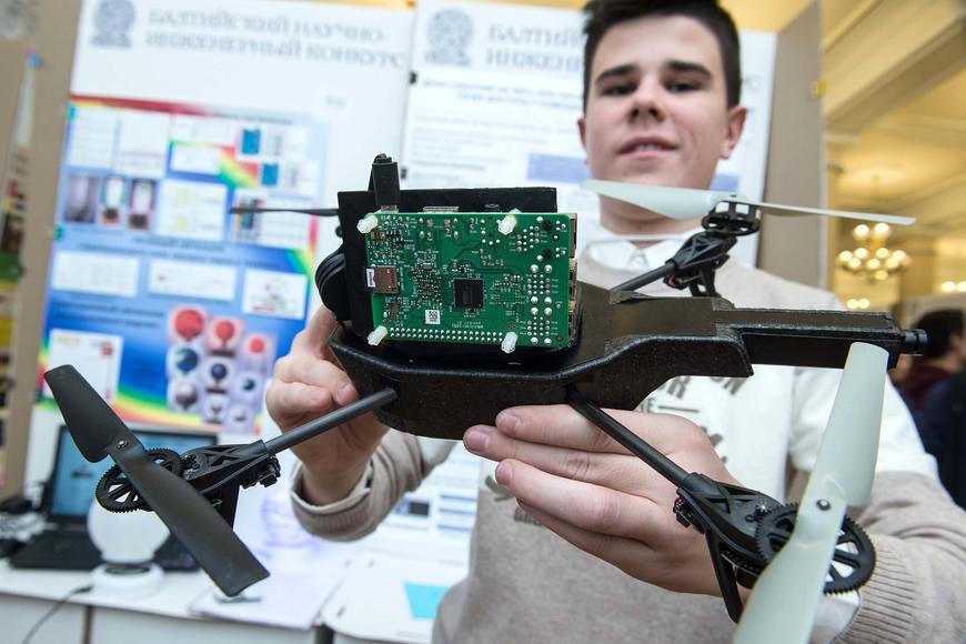 Sestav dron a nauč se ho ovládat. Ruské školy zavádějí nový předmět k "obraně vlasti"