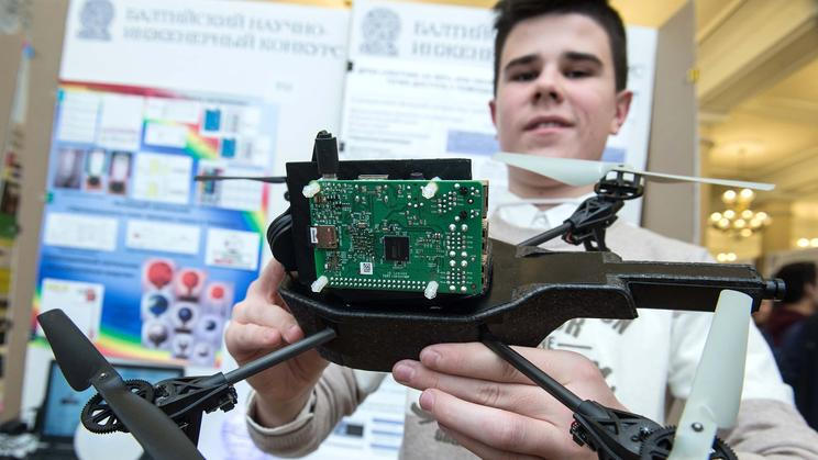 Školák v Petrohradu drží v ruce dron. Ilustrační fotografie.