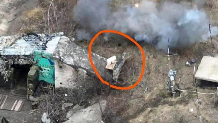 Terminál Starlink zachycený na ruské pozici na Ukrajině.