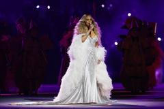 Mariah Carey zpívá slavnou italskou píseň "Nel blu dipinto di blu", známou také jako "Volare".