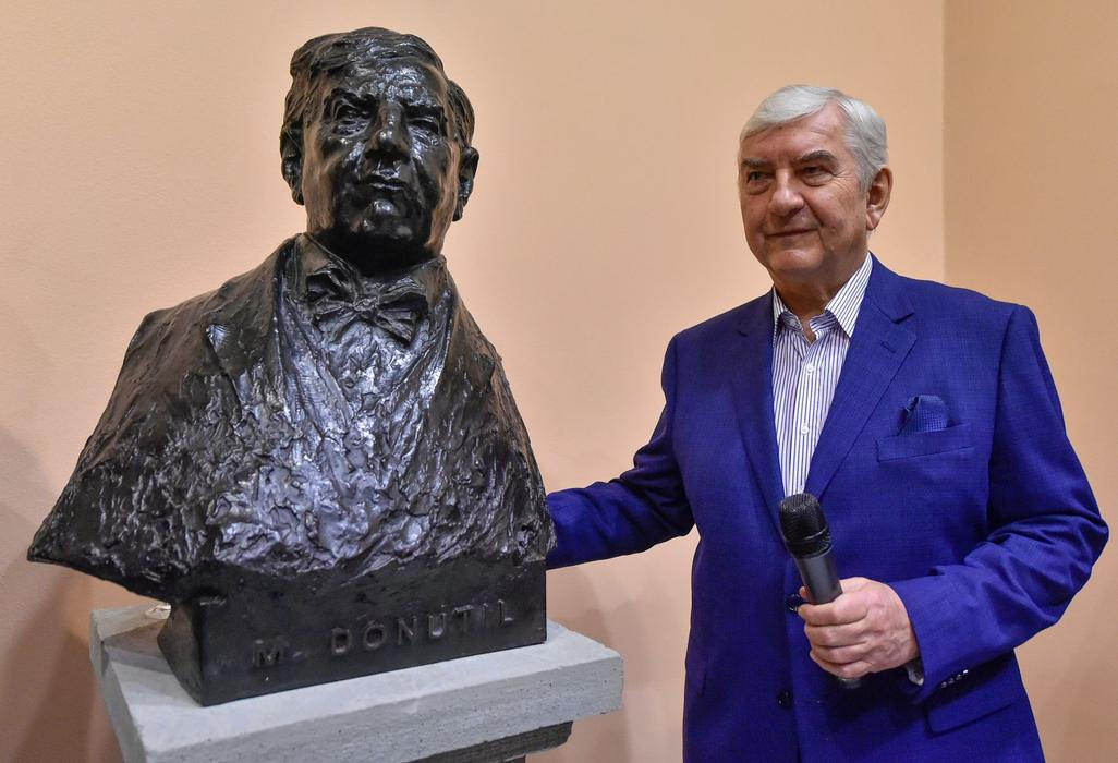 miroslav donutil, zena, busta