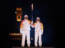 Alberto Tomba a Deborah Compagnoniová zapálili olympijský oheň v Miláně.