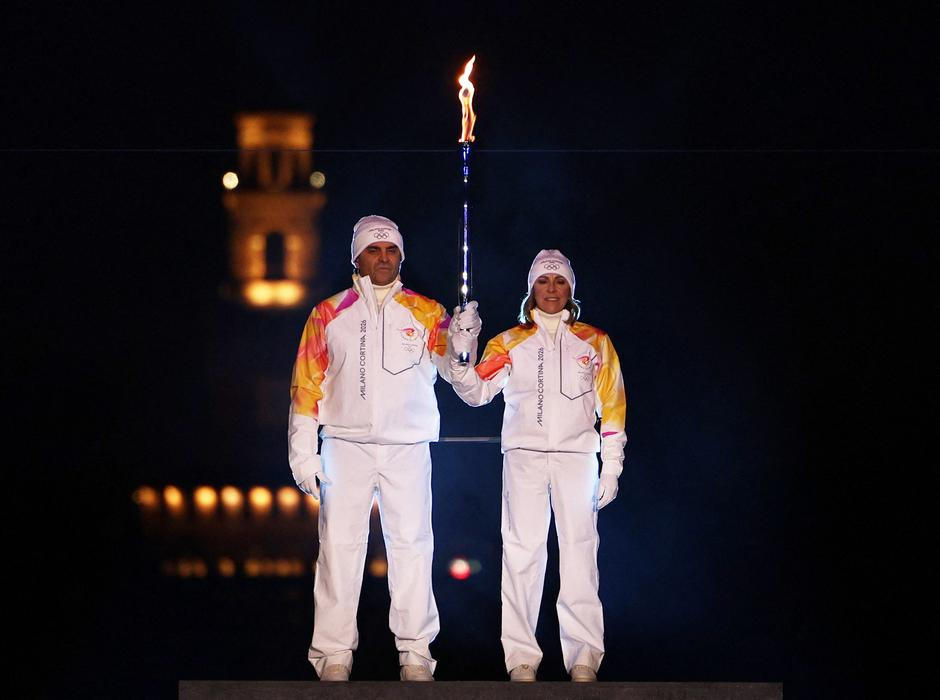 Alberto Tomba a Deborah Compagnoniová zapálili olympijský oheň v Miláně.