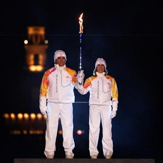 Alberto Tomba a Deborah Compagnoniová zapálili olympijský oheň v Miláně.
