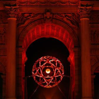 Olympijský oheň má tvar obrovského Slunce