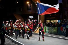 Nástup českých olympioniků v Cortině d’Ampezzo, v čele vlajkonoška Lucie Charvátová