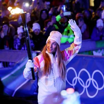 Sofia Goggiaová zapálila olympijský oheň v Cortině d’Ampezzo.