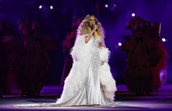 Na San Siru nechyběly hvězdy světového šoubyznysu. Mariah Carey zpívá slavnou italskou píseň "Nel blu dipinto di blu", známou také jako "Volare".