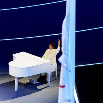 Čínský pianista Lang Lang doprovodil vyvěšení olympijské vlajky.