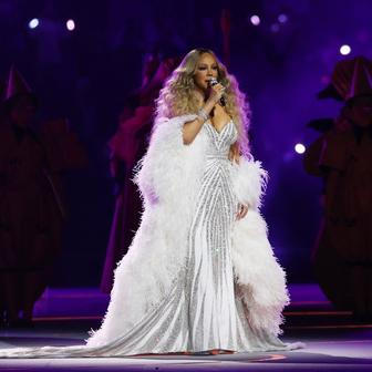 Na San Siru nechyběly hvězdy světového šoubyznysu. Mariah Carey zpívá slavnou italskou píseň "Nel blu dipinto di blu", známou také jako "Volare".