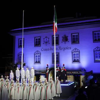 Vztyčení italské vlajky v Cortině d’Ampezzo