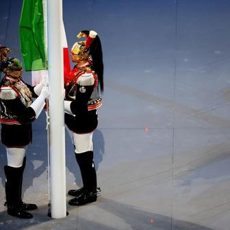 Vztyčení italské vlajky na San Siru