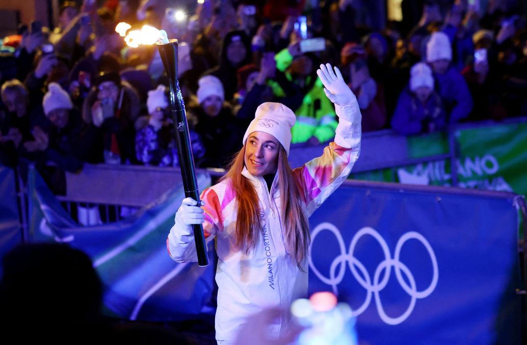 Sofia Goggiaová zapálila olympijský oheň v Cortině d’Ampezzo.