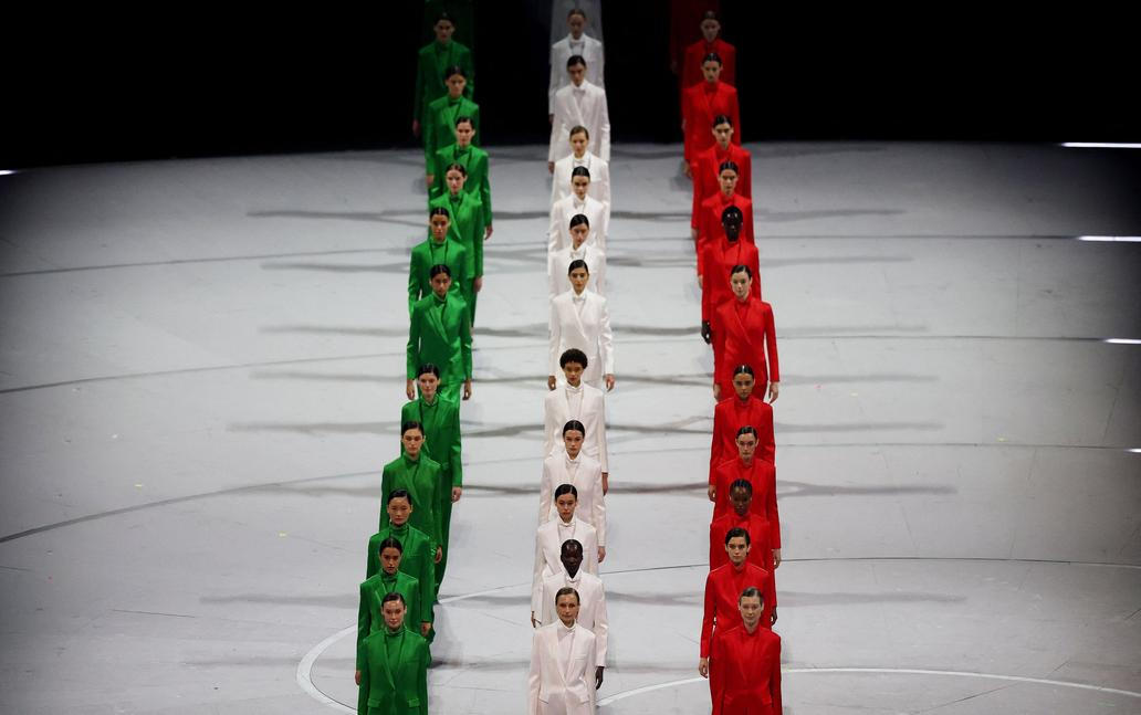 Kostýmy v barvách italské vlajky navrhl krátce před svojí smrtí Giorgio Armani