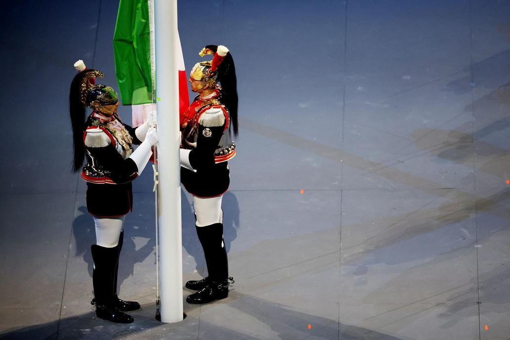 Vztyčení italské vlajky na San Siru