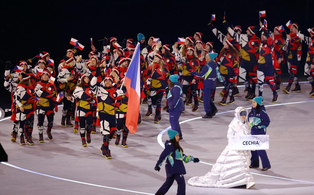 Nástup českých olympioniků v Miláně, v čele vlajkonoš David Pastrňák