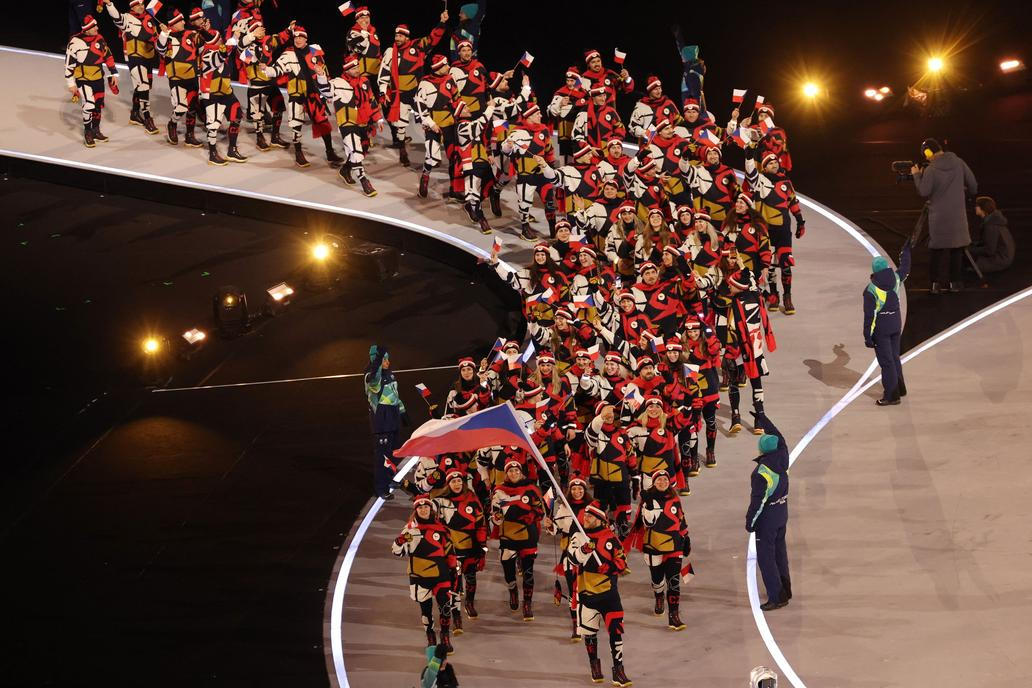 Nástup českých olympioniků v Miláně, v čele vlajkonoš David Pastrňák