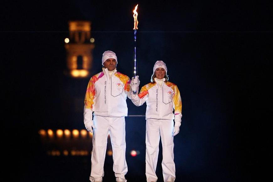 Italové nabídli světu velkolepou show, olympijský oheň zapálily legendy