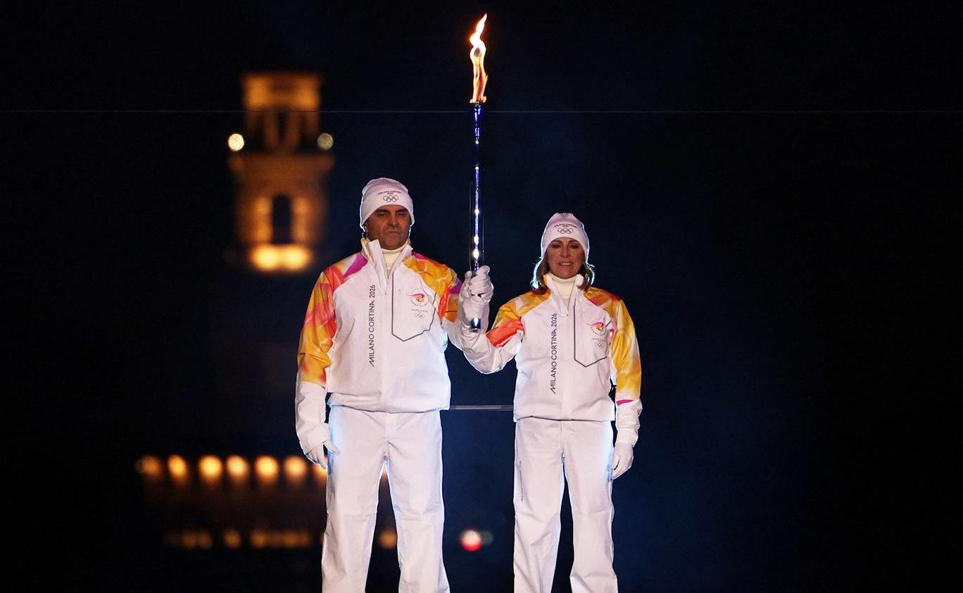 Alberto Tomba a Deborah Compagnoniová zapálili olympijský oheň v Miláně.