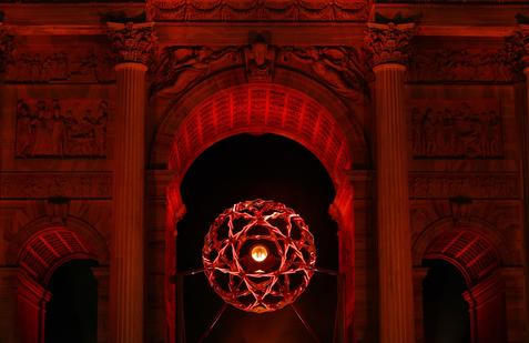 Olympijský oheň má tvar obrovského Slunce