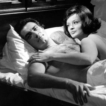 Pierre Brice s herečkou Janou Brejchovou ve filmu "Výstřely v tříčtvrtečním taktu" z roku 1965.