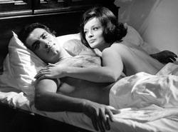 Pierre Brice s herečkou Janou Brejchovou ve filmu "Výstřely v tříčtvrtečním taktu" z roku 1965.