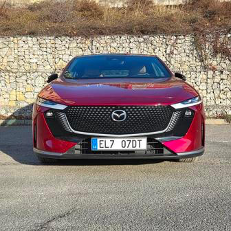 Mazda po neúspěšném SUV MX-30 přichází se svým druhým elektromobilem, téměř pětimetrovým liftbackem 6e.