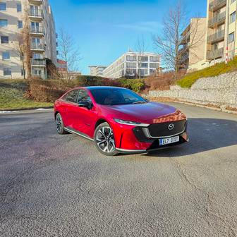 Výsledkem je model s pohonem zadních kol ve dvou verzích: se 190 kW a 68,8kWh baterií a 180 kW a 80kWh baterií. Větší baterka má výhodu delšího dojezdu, ale nabíjení maximálně 90 kW. Otestovali jsme proto menší akumulátor.