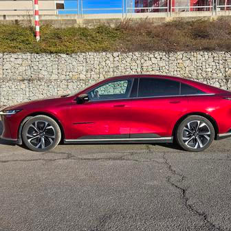 Na délku má 6e přes 4,9 metru, z čehož 2895 mm ukrajuje rozvor náprav.