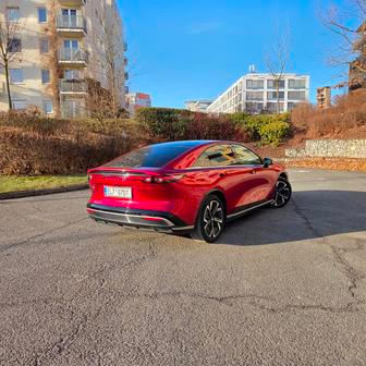 Základní cena je 1 069 900 korun a díky aktuální akci tolik stojí nejen základní verze Takumi, ale také lépe vybavené testované provedení Takumi Plus.