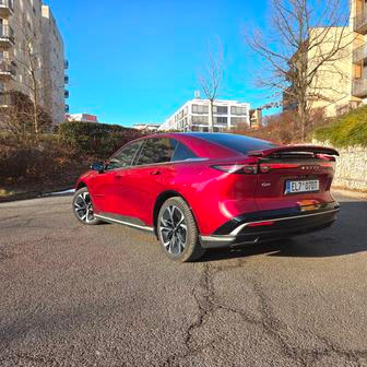 Za téměř 500 kilometrů si auto řeklo v testu o 22,7 kWh / 100 km, což dává dojezd zhruba kolem 300 kilometrů. Překvapila spotřeba ve městě a mimo něj, která i v teplotách pod nulou nepřesáhla 16 kWh / 100 km.