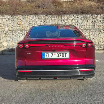 Problémem auta jsou jízdní vlastnosti, na silnici se totiž 6e nechová jako klasická Mazda. Má řízení bez výraznější zpětné vazby, podvozek je hodně komfortní.